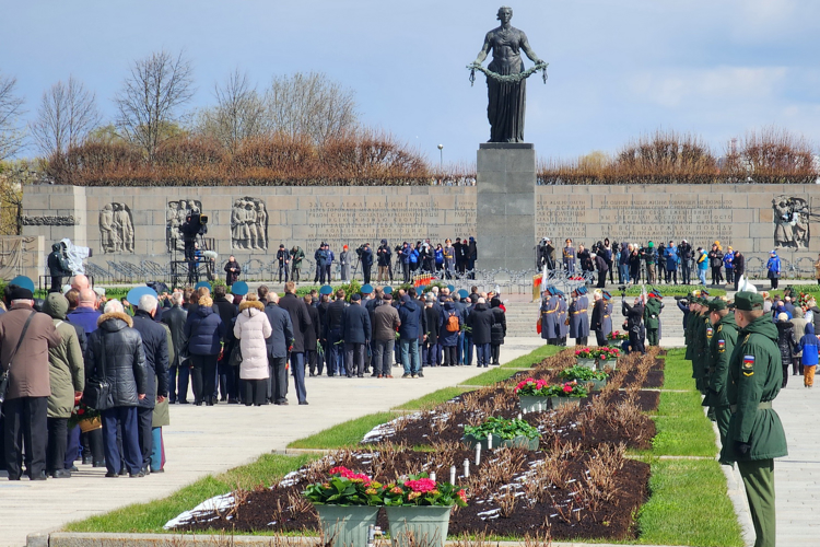 В Санкт-Петербурге представители Росгвардии почтили память погибших жителей и защитников Ленинграда