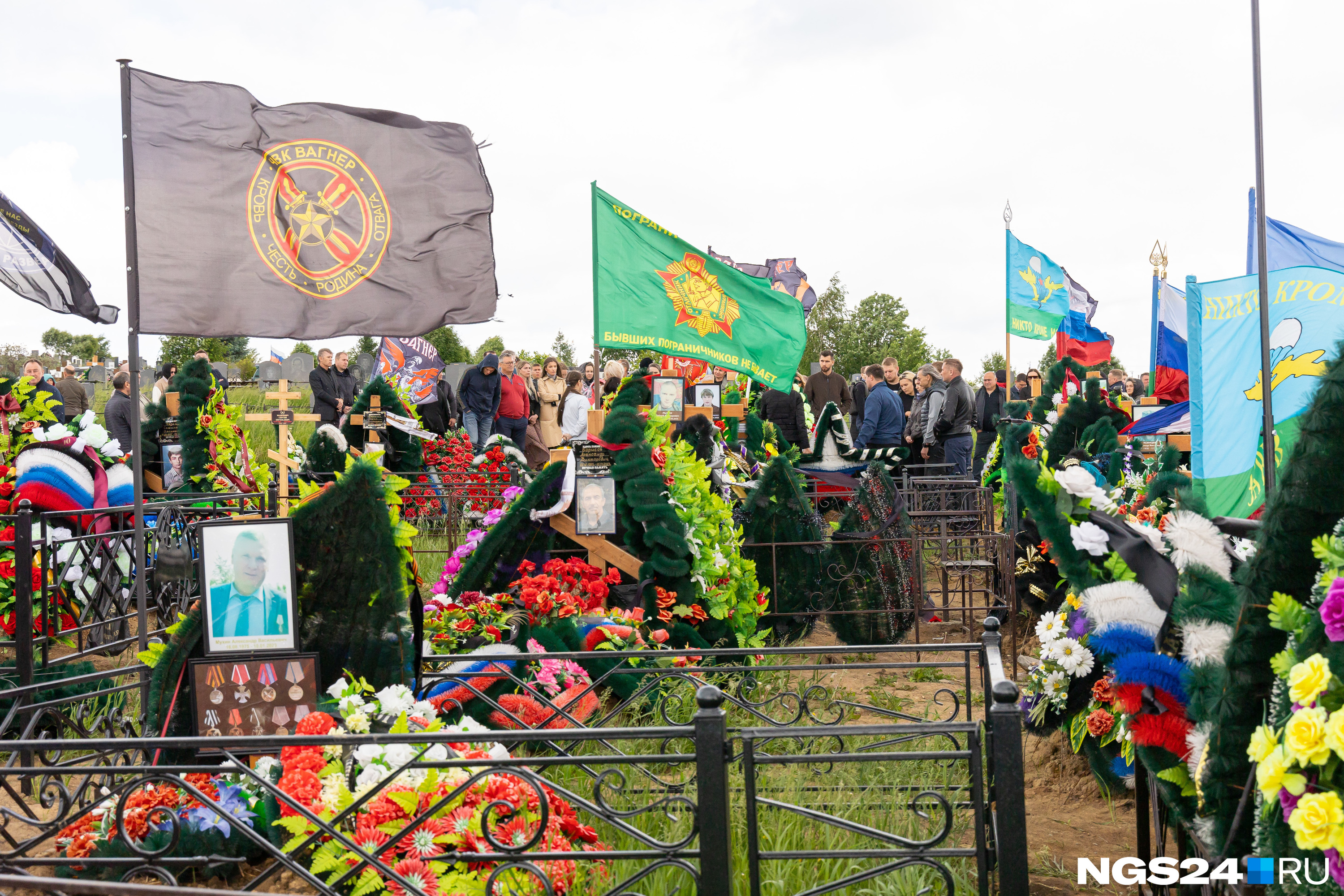 На соседних могилах развеваются флаги «Вагнера», ВДВ, пограничной службы и триколоры