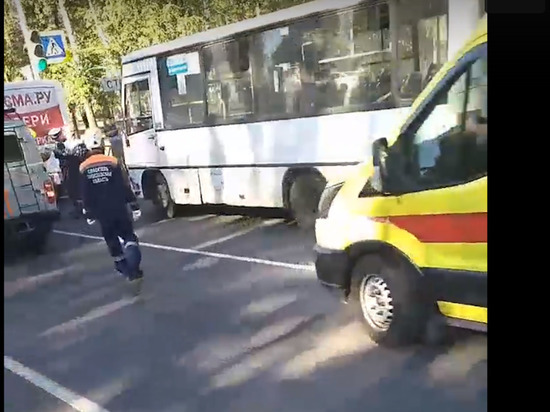В Ярославле на центральном проспекте столкнулись два автобуса