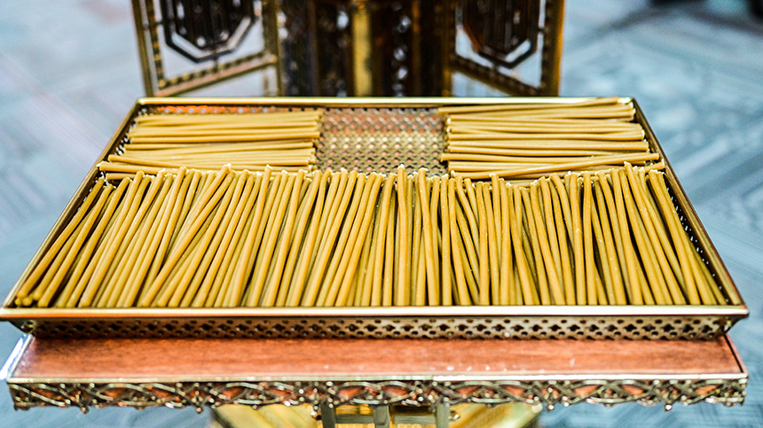 Свечи в храме. Иерусалимские свечи. Иерусалимская пасхальная свеча. Свечка в храме. Тление парафиновой свечи.