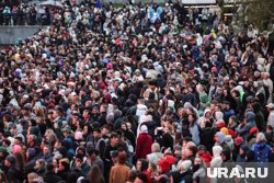 Автомобиль въехал в толпу