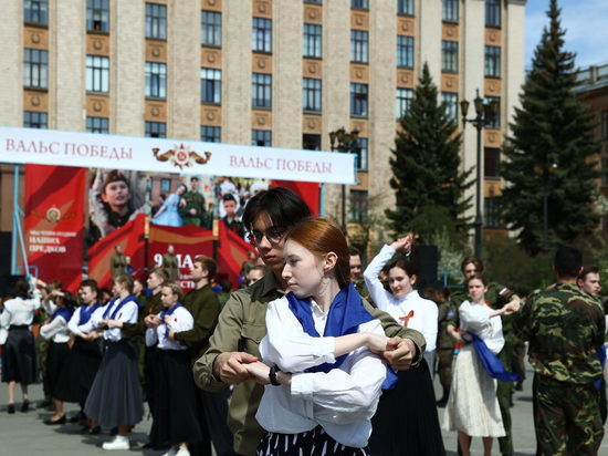 Более 500 студентов станцевали «Вальс Победы» в Челябинске