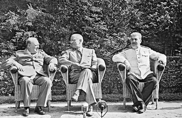 Черчилль, Труман и Сталин во время Потсдамской конференции - Sputnik Абхазия