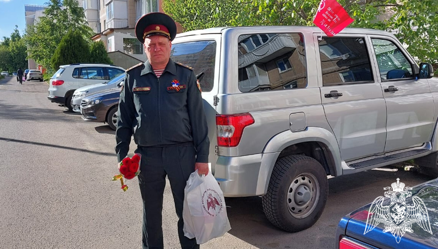 Белгородские росгвардейцы поздравили ветерана службы с Днем Победы 