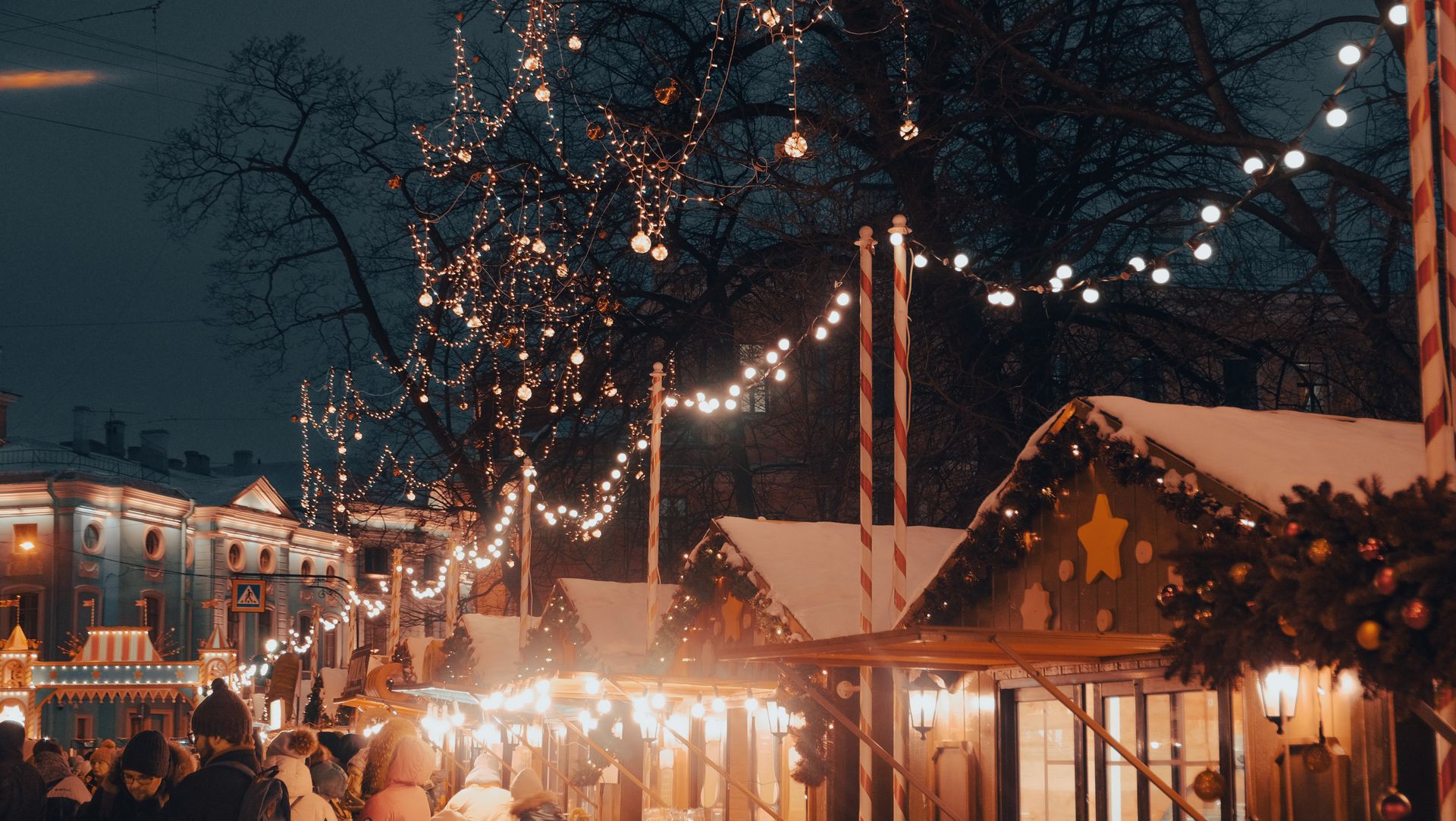 Снег в москве 2022. Красная площадь новый год. Театральная площадь москва новый год. Прогноз на новогоднюю ночь в москве. Новый год в подмосковье.