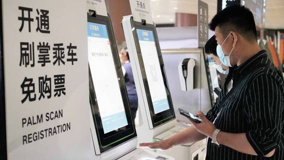 Tencent запустил в метро Пекина систему оплаты с помощью ладони – пассажиры могут оплачивать проезд одним взмахом руки