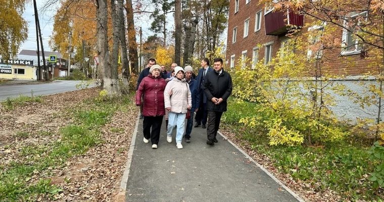 Глава Сарапула вместе с жителями осмотрел улицы, отремонтированные по нацпроекту
