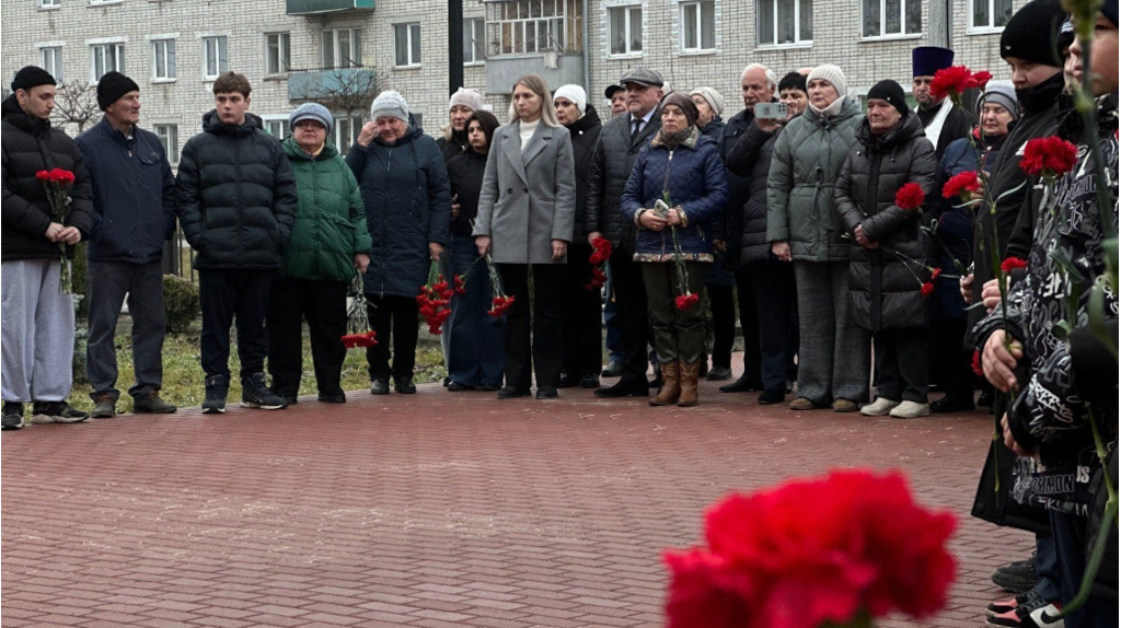 В брянском поселке Любохна увековечили память героя СВО Ивана Никишонкова