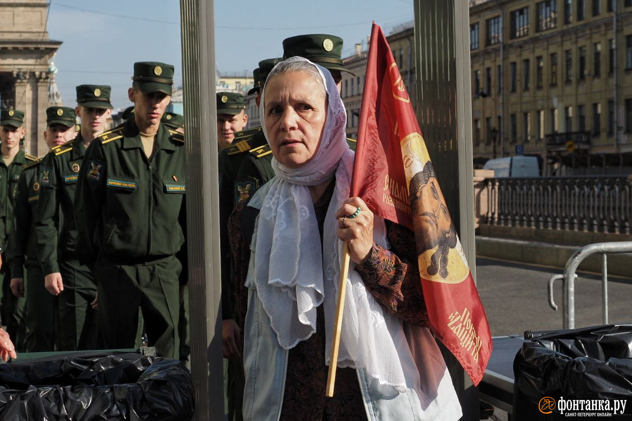 Лица петербурга. Ходи питер. Одежда для прогулок по питеру. Алые паруса 2022 дворцовая площадь. Экскурсовод и экскурсанты петербург.