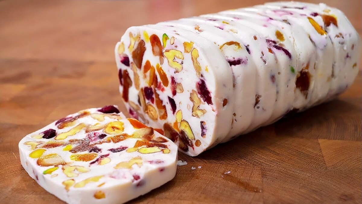 Торт со сметаной и бананом и шоколадной крошкой