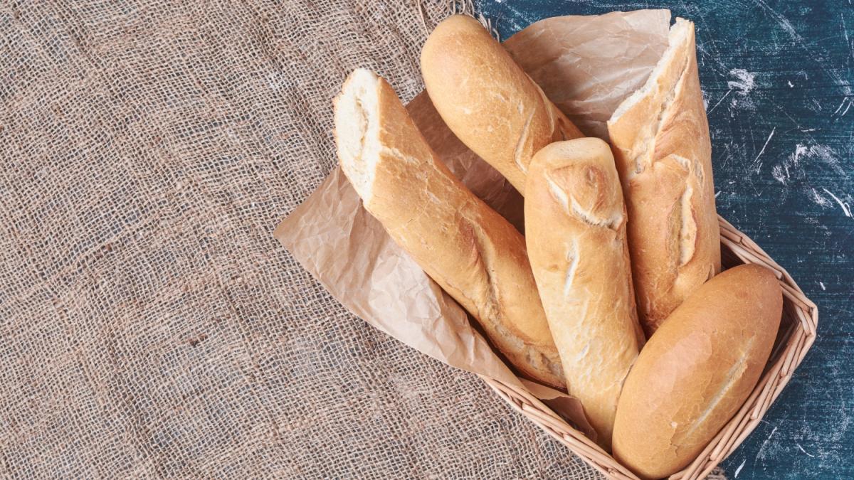 Багеты в корзине на синем столе