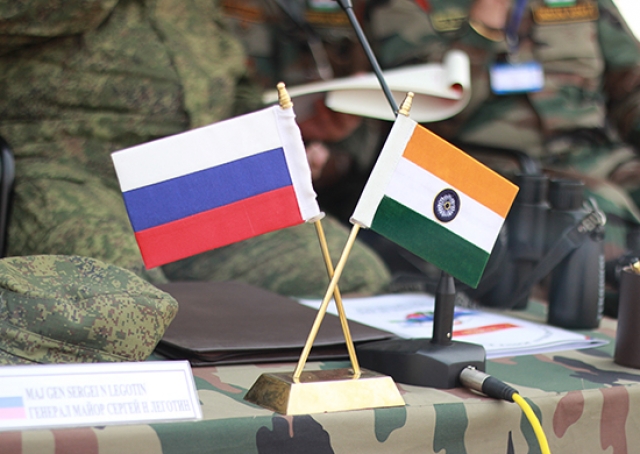 Флаги России и Индии