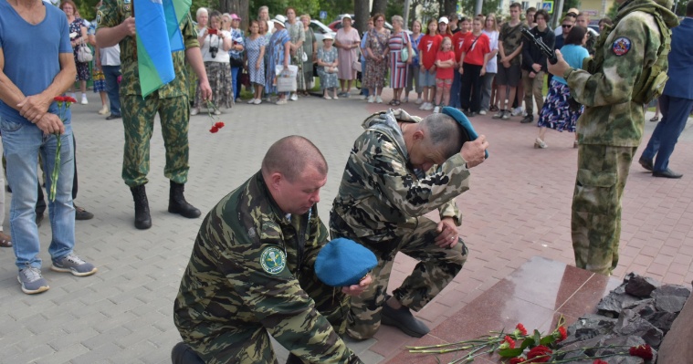 В городах и районах Удмуртии прошли возложения цветов в честь Дня ветеранов боевых действий