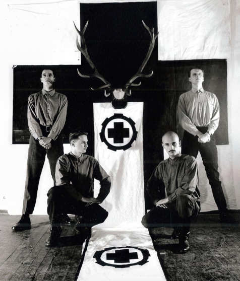 Использование символики с чёрными крестами.