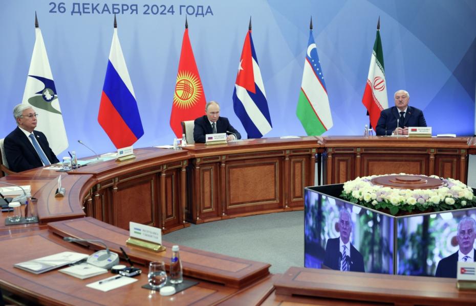 26 декабря 2024. Президент РФ Владимир Путин, президент Республики Казахстан Касым-Жомарт Токаев (слева) и президент Белоруссии Александр Лукашенко (справа) на заседании Высшего Евразийского экономического совета в расширенном составе