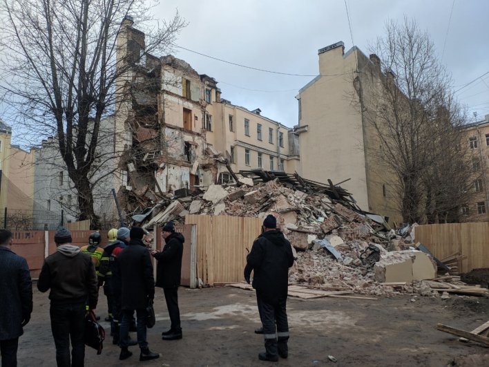 Жильцы соседнего дома и двух подъездов размещены в гостиинцах.