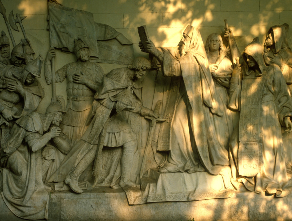 Святой Сергий Радонежский благословляет русского князя Дмитрия, отправляющегося на Куликовскую битву с войсками хана Мамая в 1380 году; рельеф из Донского монастыря в Москве