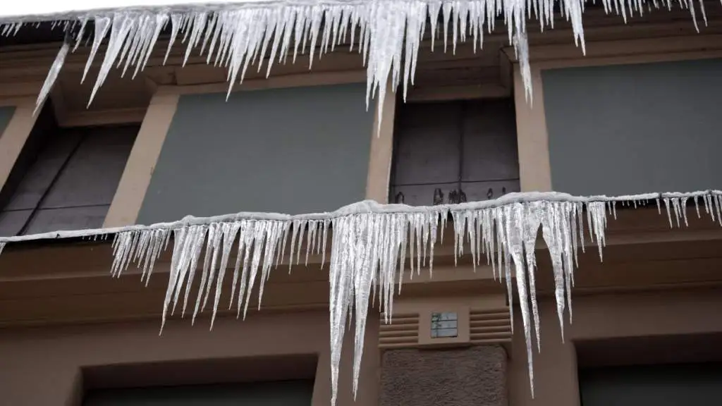 Водостоки с подогревом: Рига принудит домовладельцев бороться со льдом и снегом