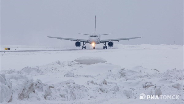 Нижневартовск томск прямой рейс. Авиарейсы Томск - Стрежевой. Су 34 рисунок на взлетной полосе.