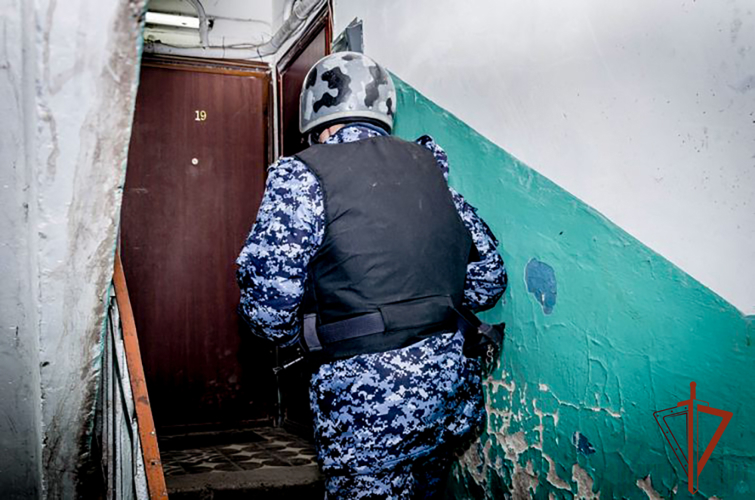 В Осинниках росгвардейцы задержала мужчину за нанесение телесных повреждений сожительнице