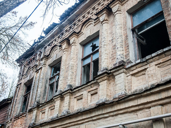 «Рушится потолок, течет крыша»: жительница Новоржевского района просит отремонтировать аварийный дом