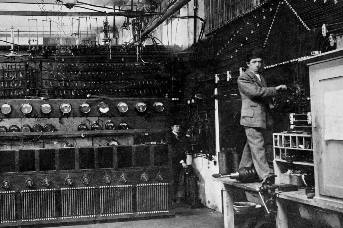 От экспериментов с электричеством до Volkswagen Beetle: 150 лет со дня рождения Фердинанда Порше