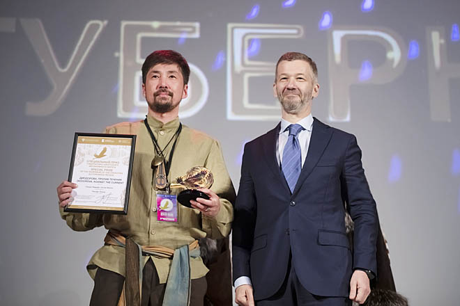 Получив спецприз губернатора, продюсер фильма «Диодорова. Против течения» Александр Лукин сыграл на якутском национальном музыкальном инструменте хомусе – разновидности варгана, который на протяжении всего фестиваля носил на груди. ФОТО: ВАДИМ МАТВЕИЧЕВ