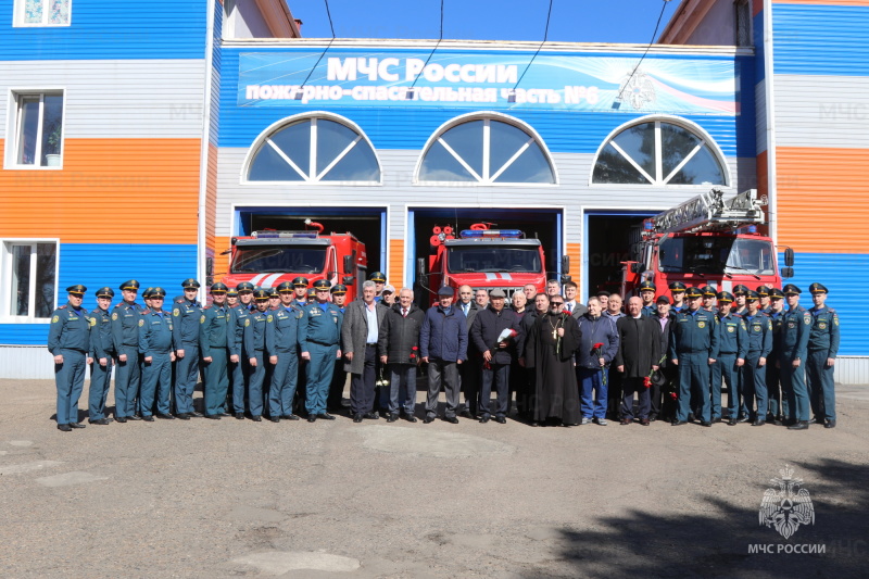 Сотрудники Главного управления поздравили ветеранов пожарной охраны с профессиональным праздником
