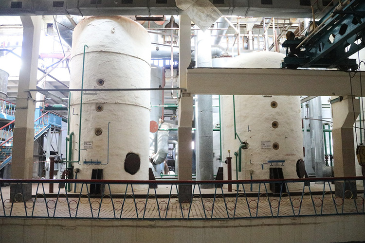 По итогам 2024 года завод произвел 138 тыс. т сахара. Помимо сладкого продукта, он выпускает гранулированный жом (идет на корм скоту) и мелассу (из нее делают дрожжи, спирт, используют в кондитерском производстве)