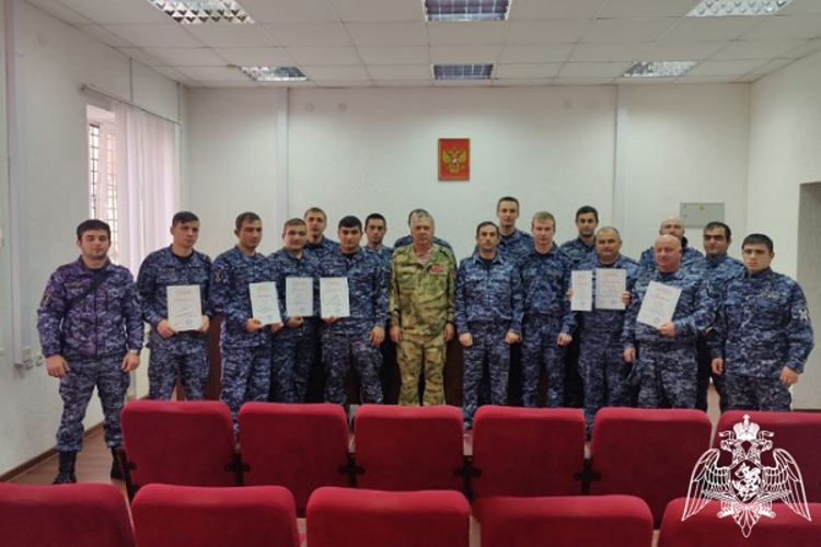 В Карачаево-Черкесии ветераны Росгвардии поздравили сотрудников вневедомственной охраны с профессиональным праздником