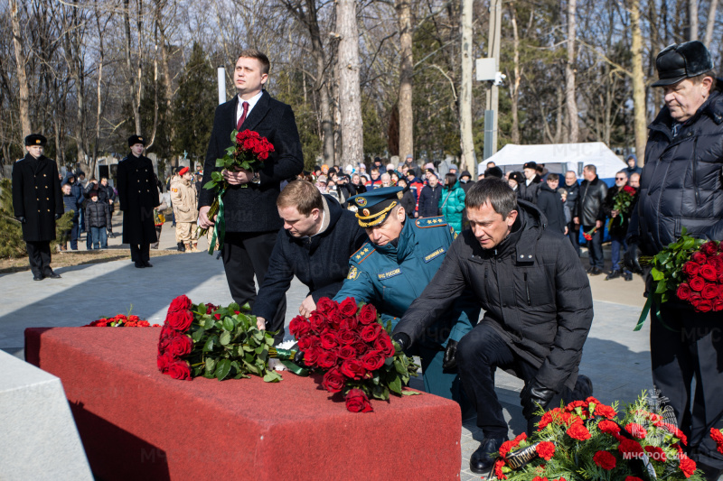 Сотрудники МЧС России возложили цветы к Могиле Неизвестного солдата в Александровском саду