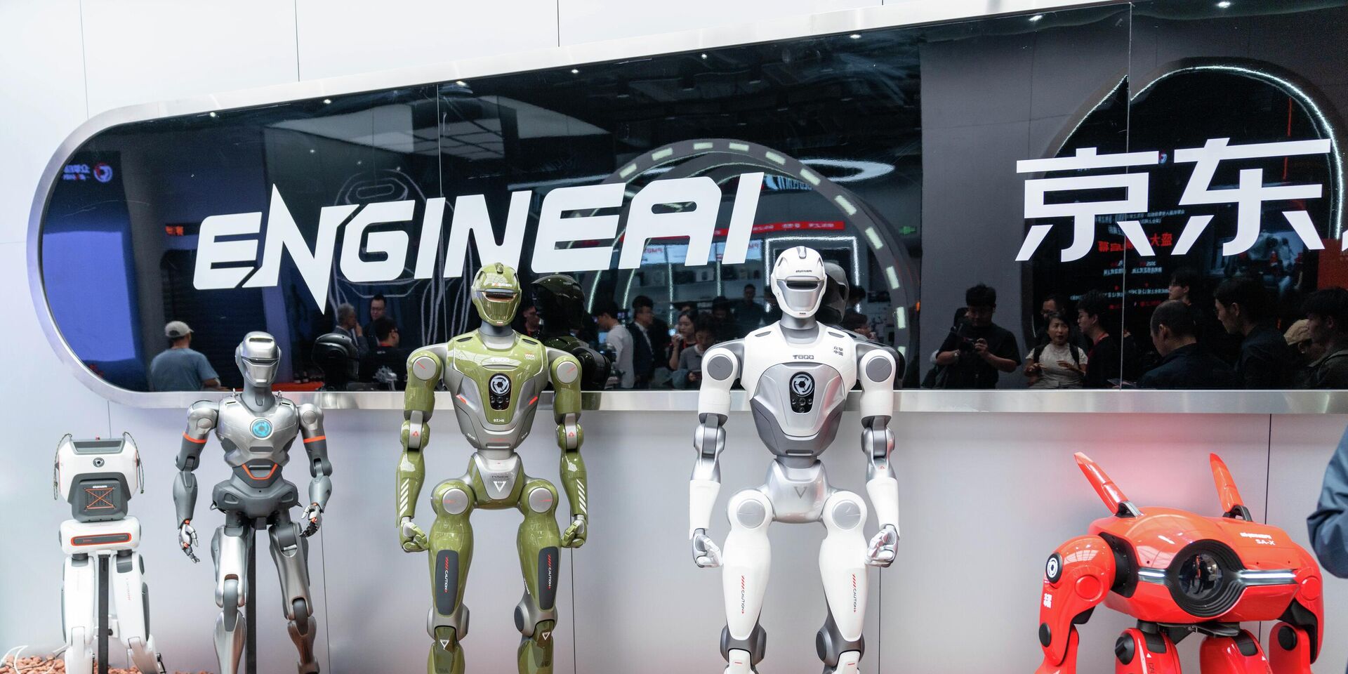 Роботы во флагманском розничном магазине EngineAI robot retail в Шэньчжэне, Китай - ИноСМИ, 1920, 13.11.2025