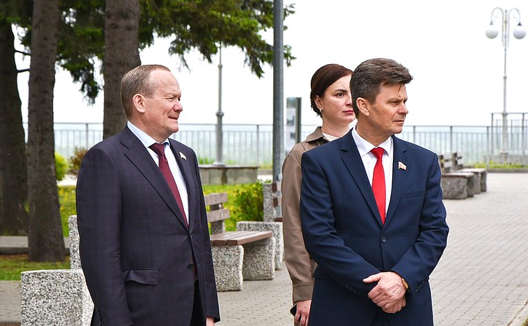 Сенаторы посетили парк в Барнауле в рамках рабочей поездки в Алтайский край