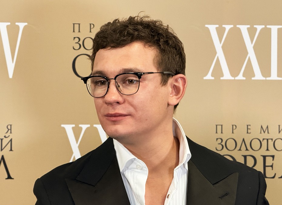 Лауреат XXIV Национальной премии в области кинематографии «Золотой орел» в номинации «Лучшая мужская роль в кино» актер фильма «Август» Никита Кологривый во время фотосессии после церемонии награждения