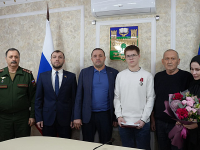 В Хасавюрте передали орден Мужества семье погибшего участника СВО, фото 1