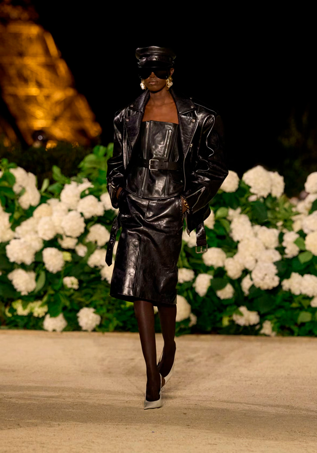 Шоу Saint Laurent, проходившее у подножия Эйфелевой башни на Площади Трокадеро