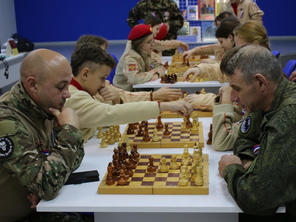 Участники спецоперации сразились в шахматы с депутатами в Серебряных Прудах