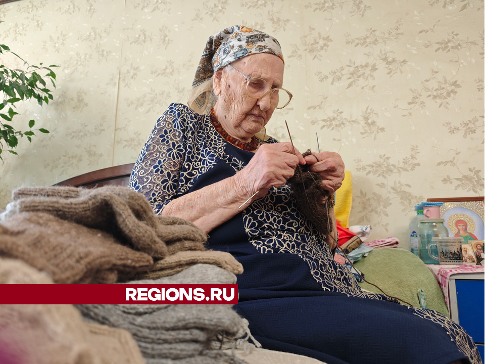 95-летняя жительница Серебряных Прудов вяжет носки для фронта и снимается в фильмах