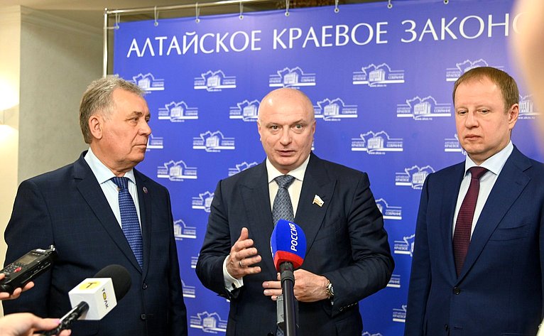 В Парламентском центре Алтайского края состоялось выездное заседание Комитета СФ по конституционному законодательству и государственному строительству и Комитета СФ по федеративному устройству, региональной политике, местному самоуправлению и делам Севера