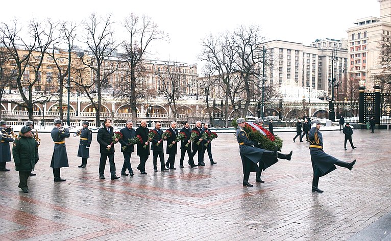 Церемония возложения венка и цветов к Могиле Неизвестного Солдата в Александровском саду, в которой вместе с главами парламентских делегаций стран – членов ПА ОДКБ принял участие Юрий Воробьев