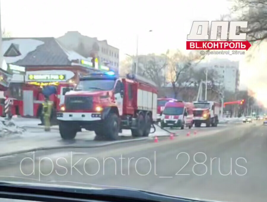 В Благовещенске горит многоквартирный дом