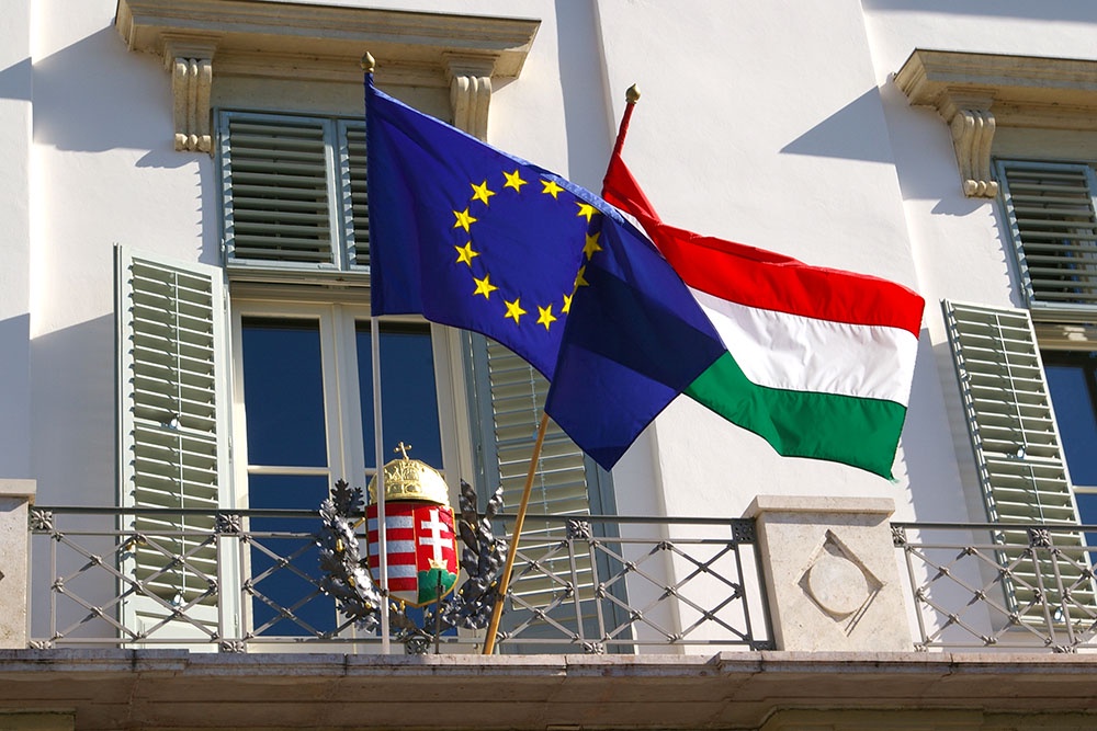 Венгрия ратифицировала. Венгрия ЕС. Будапешт здание флаги Евросоюза и Венгрии. Венгры на Украине. Плюсы и минусы для Венгрии в Евросоюзе.