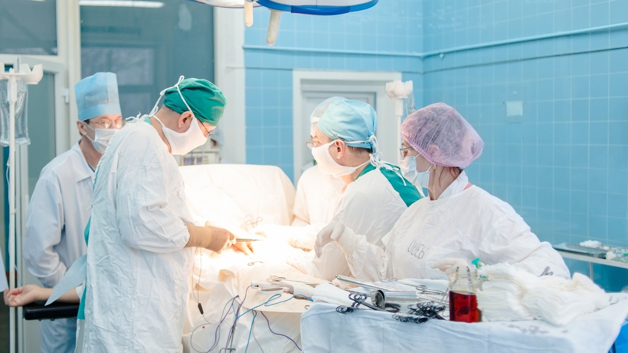 Российские хирурги удалили пациенту опухоль размером с голову 