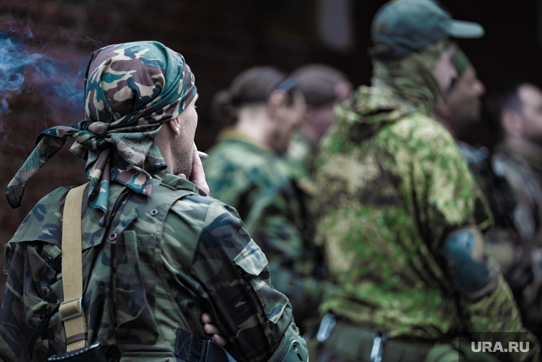 Военно-тактическая подготовка гражданского населения на полигоне. Пермь, тренировка, перекур, сигарета, противостояние, боевики, война, подготовка, конфликт, вооруженные силы, отдых, бойцы, вооруженные люди, вооруженный человек, солдат, мобилизация, сво, наемники, военный, бойцы сво