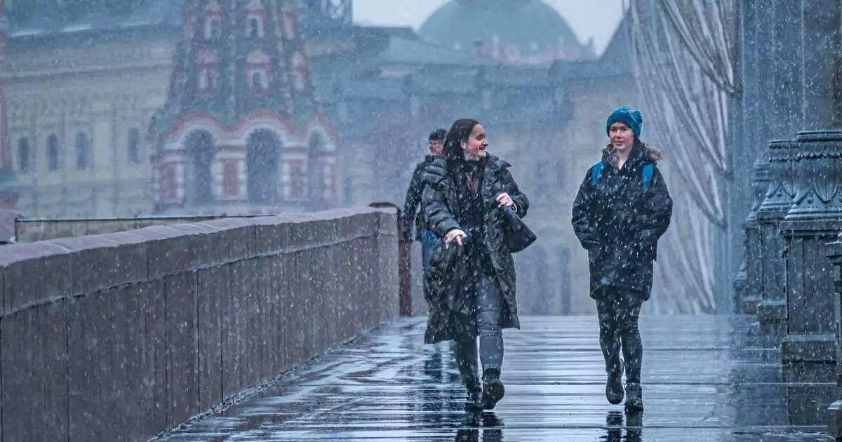 Песня снег ноябре дождь в феврале. Мокрый снег. Климат Москвы. Москва под дождем. Мокрый снегов Санкт-Петербург.