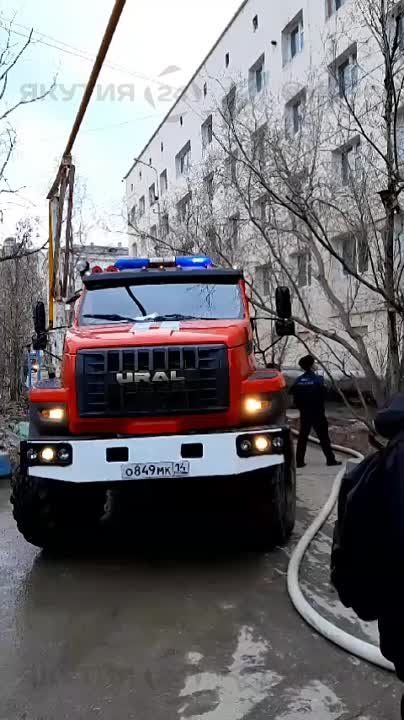 #Видеофакт: Три пожарные машины прибыли на вызов к общежитию СВФУ в Якутске