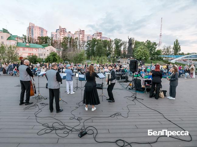 В Белгороде открыли сезон вечерних концертов на крыше Школы 21 - Изображение 2