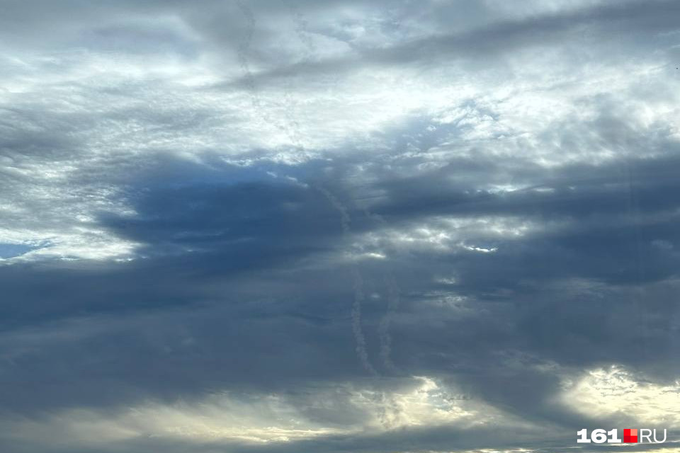 густые облака. солнце в облаках. рисунок серого неба с лучами. разбуди небо. сказочное небо.