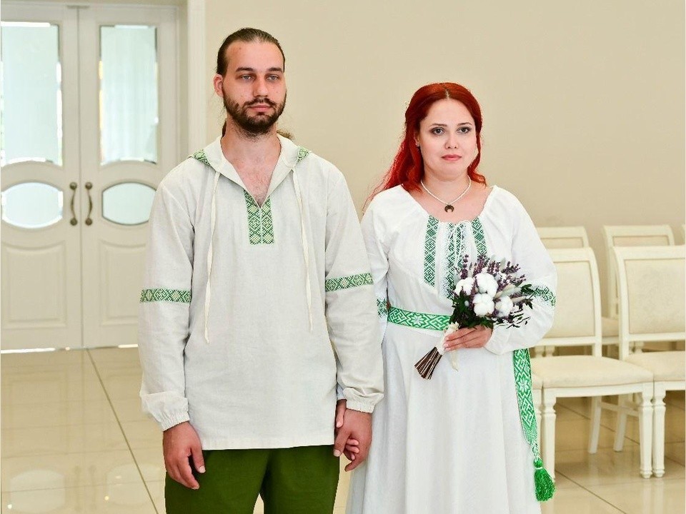 Рок, фолк и любовь: пара из Лобни сыграла свадьбу в русском народном стиле