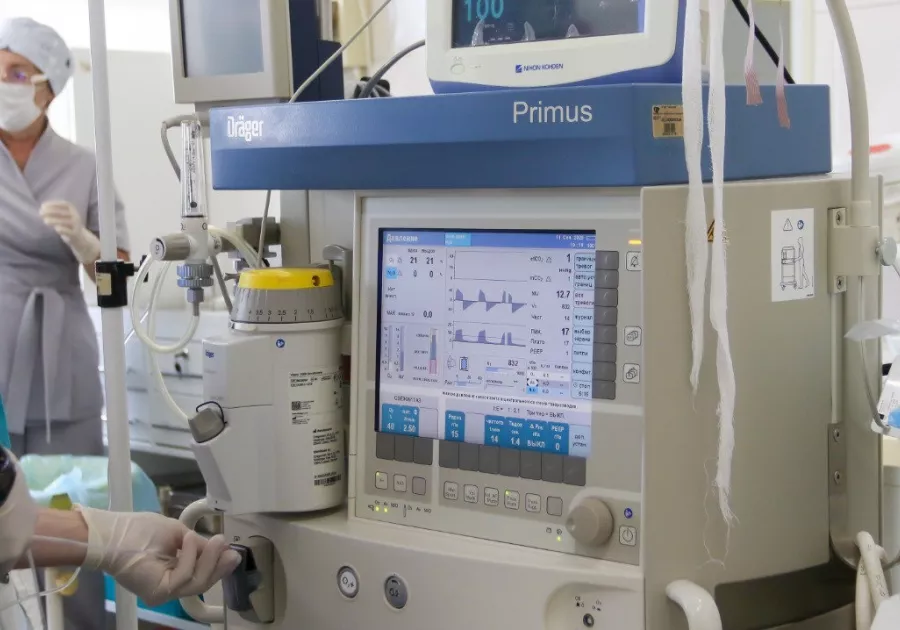 Хирург Юрий Тен на операции